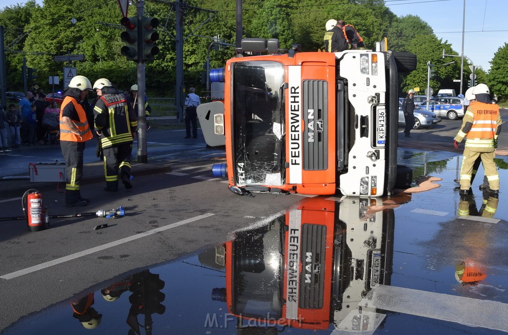 TLF 4 umgestuerzt Koeln Bocklemuend Ollenhauer Ring Militaerringstr P014.JPG - Miklos Laubert